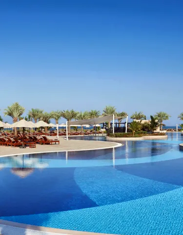 Бассейн в отеле Waldorf Astoria Ras Al Khaimah 5*