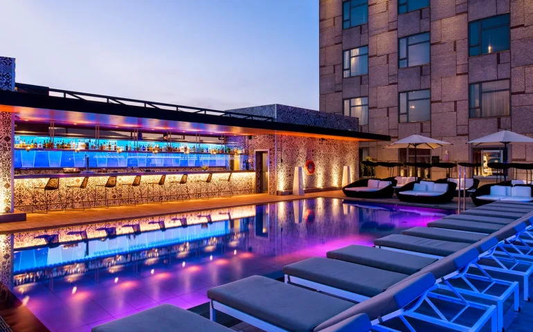 Бассейн в отеле Catalonia Barcelona Plaza 4*