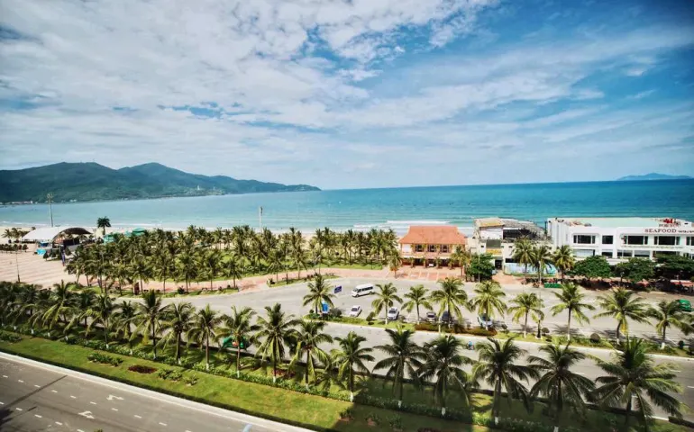 Пляж в отеле Mandila Beach Hotel 4*