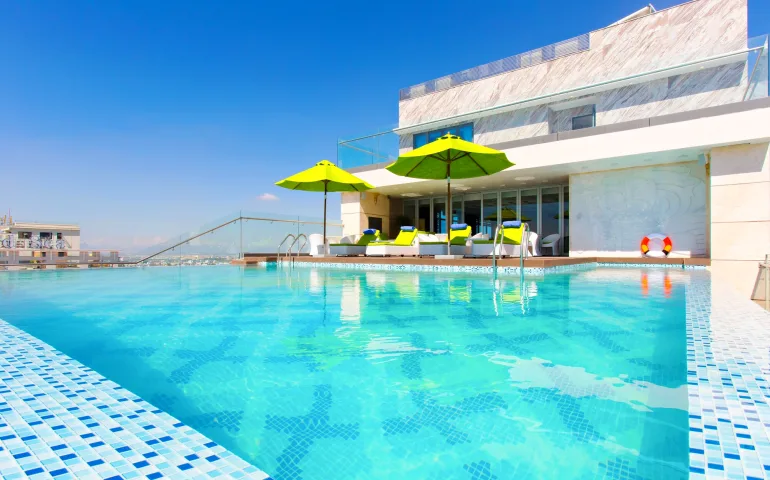 Бассейн в отеле Mandila Beach Hotel 4*